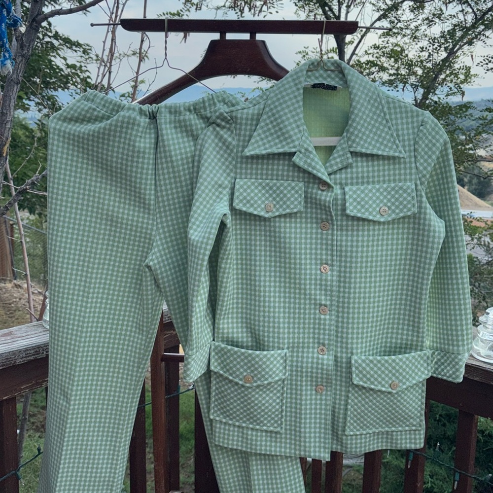 VINTAGE Oak Hall By Stanley Wyllins 70s two piece light green pastel with white